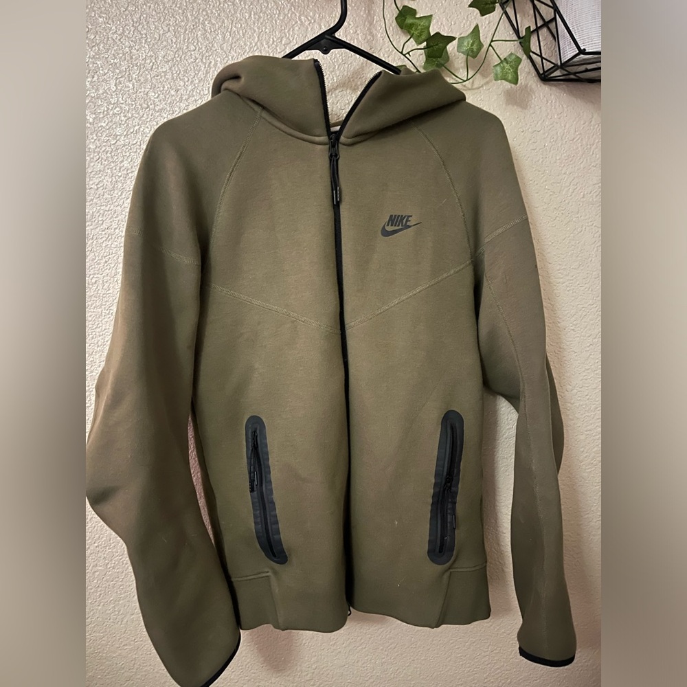 forest green nike tech